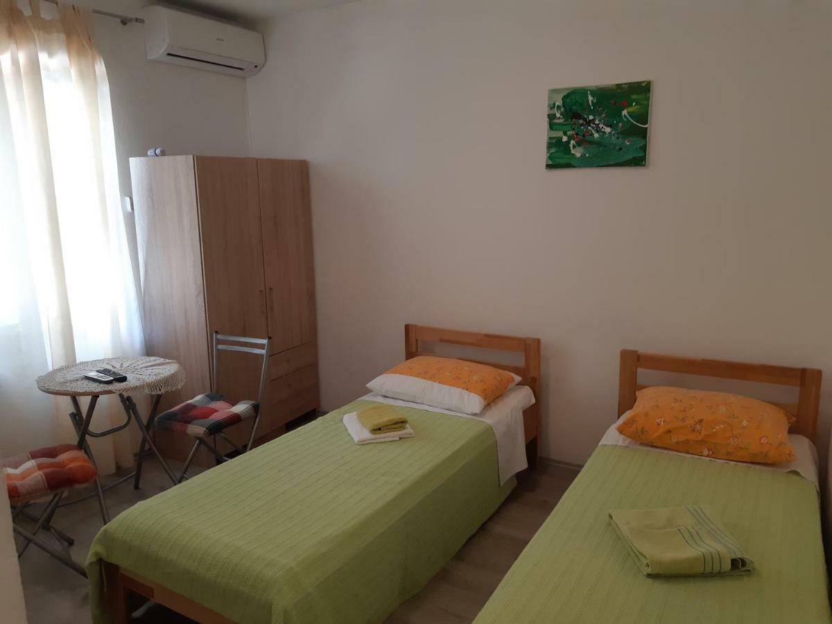 Apartments Vukelic Starigrad Paklenica Extérieur photo